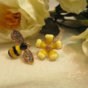 BEE & FLOWERS STUD EARRINGS